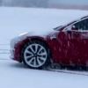 特斯拉Model3车主正在享受采用轨道模式的降雪